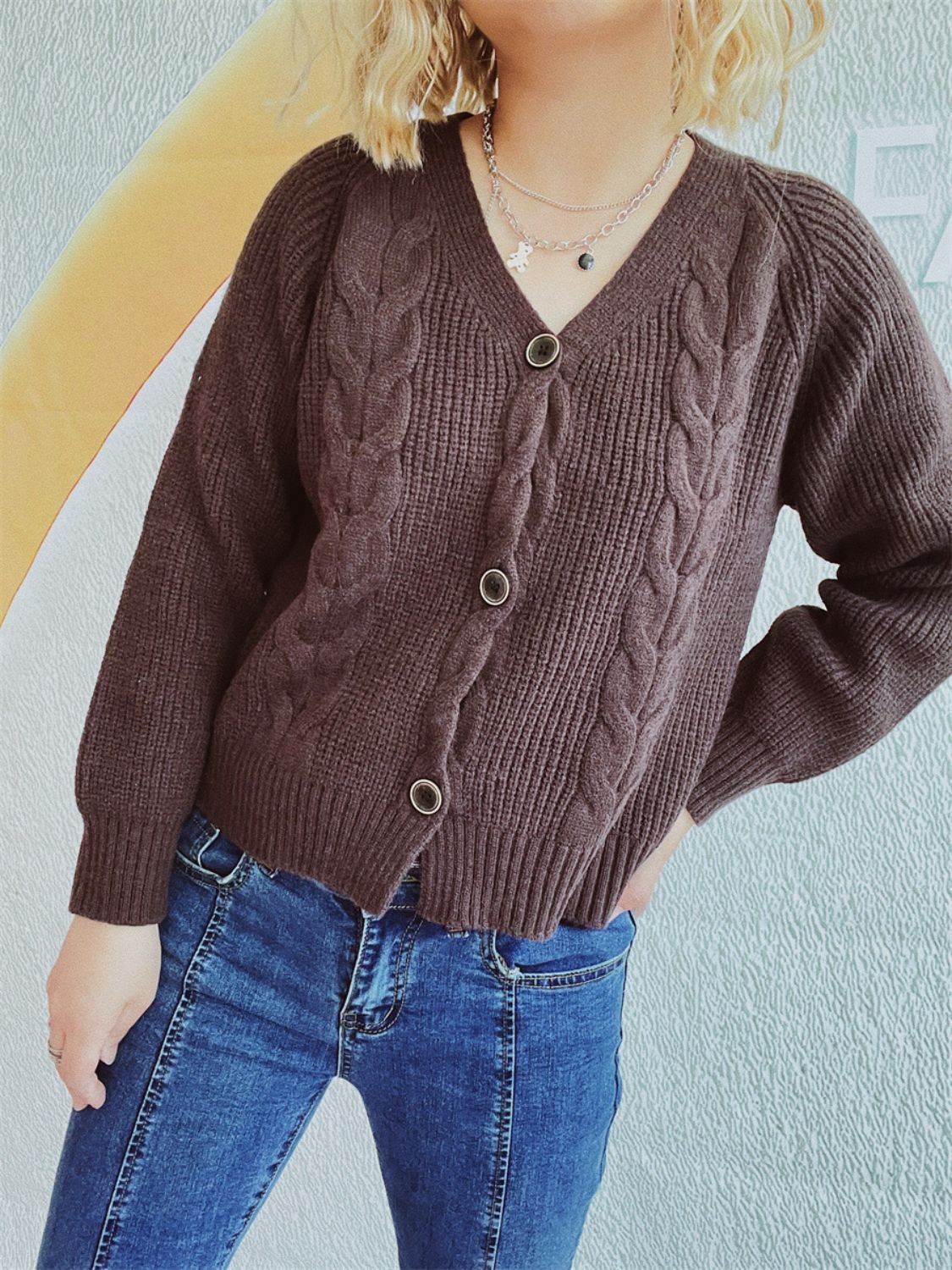 Eva - Kabelgebreid V-Hals Vest met Knoopsluiting