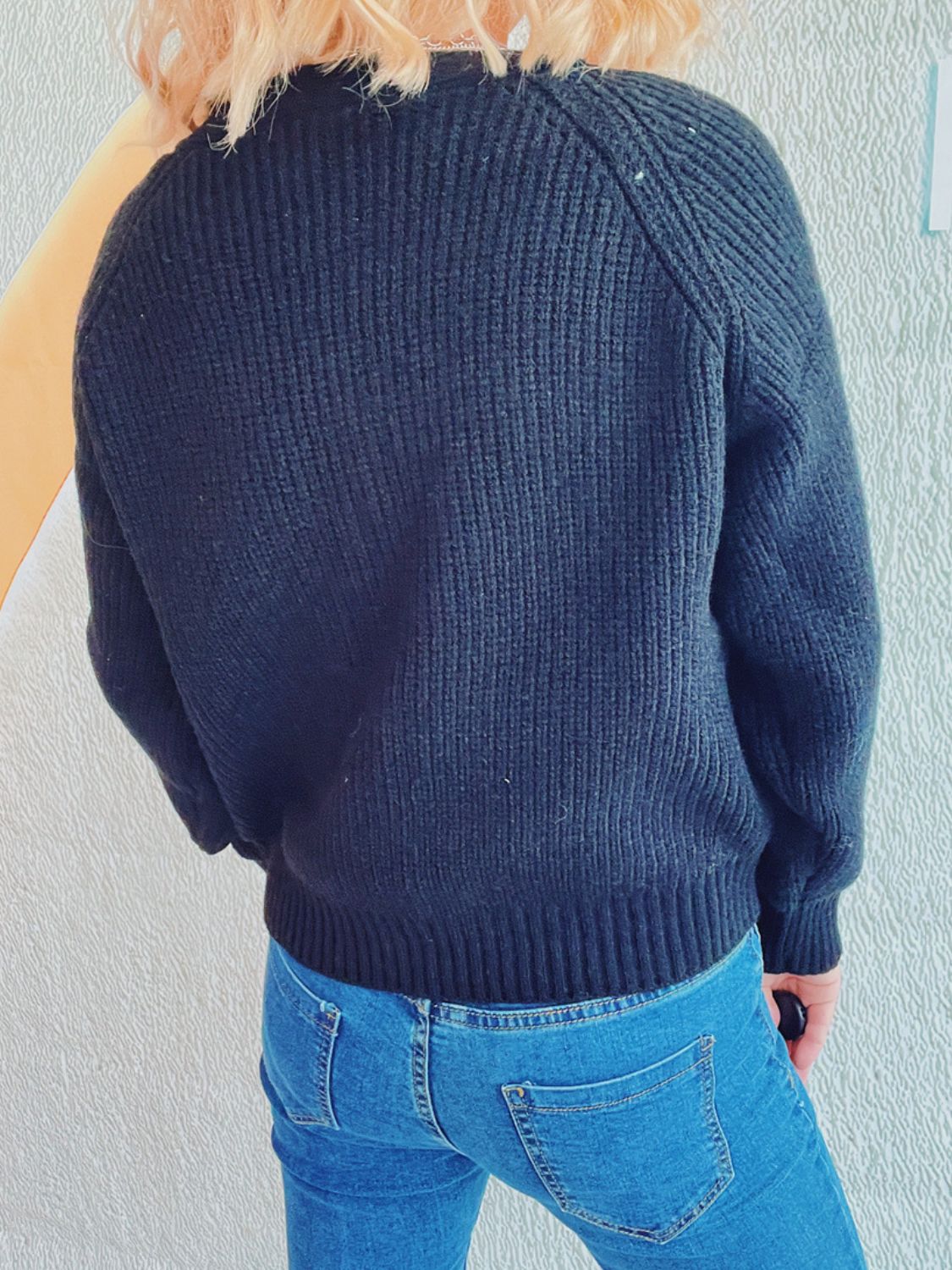 Eva - Kabelgebreid V-Hals Vest met Knoopsluiting