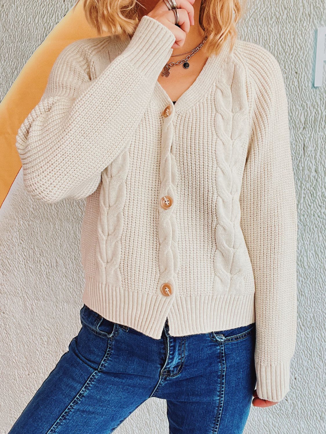 Eva - Kabelgebreid V-Hals Vest met Knoopsluiting