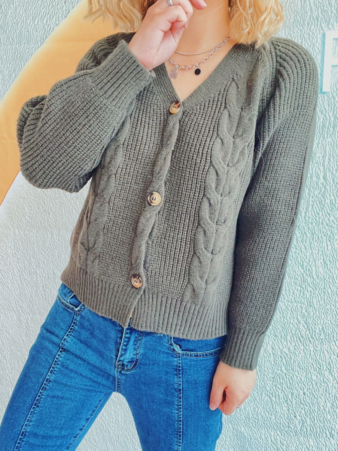 Eva - Kabelgebreid V-Hals Vest met Knoopsluiting