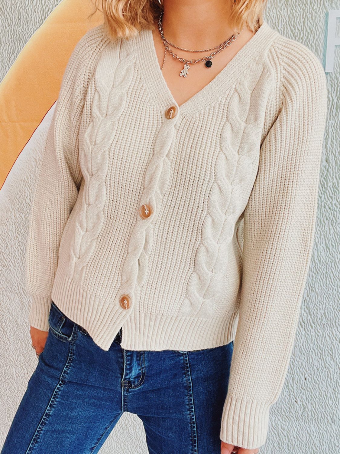 Eva - Kabelgebreid V-Hals Vest met Knoopsluiting