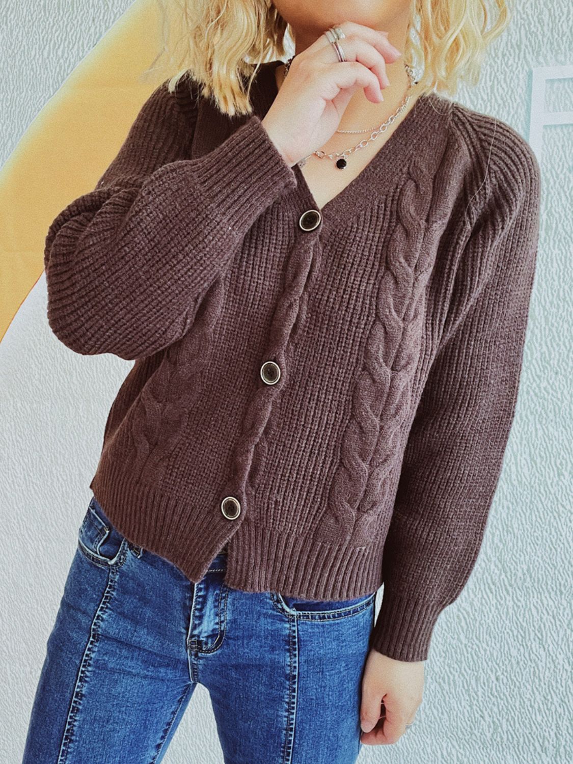 Eva - Kabelgebreid V-Hals Vest met Knoopsluiting